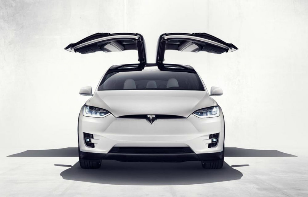 Ușile cu deschidere verticală ale lui Tesla Model X, motiv de proces în China: au rămas blocate după ce mașina a fost implicată într-un accident - Poza 1
