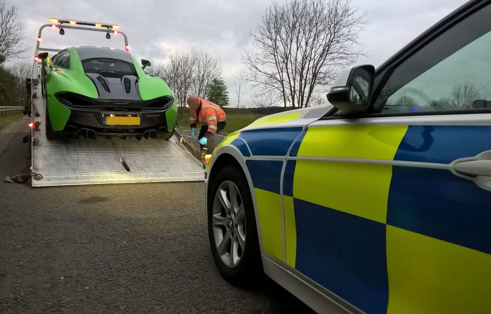 Polițiștii englezi nu iartă cursele ilegale. Trei prieteni au rămas fără mașinile închiriate: un Ferrari, un McLaren și un Lamborghini - Poza 3