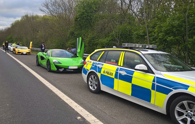 Polițiștii englezi nu iartă cursele ilegale. Trei prieteni au rămas fără mașinile închiriate: un Ferrari, un McLaren și un Lamborghini - Poza 1