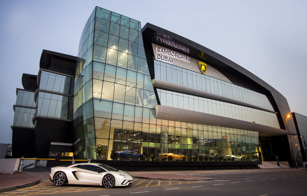 Cel mai mare showroom Lamborghini a fost deschis în Dubai: are 3 etaje și 1.800 de metri pătrați - Poza 1