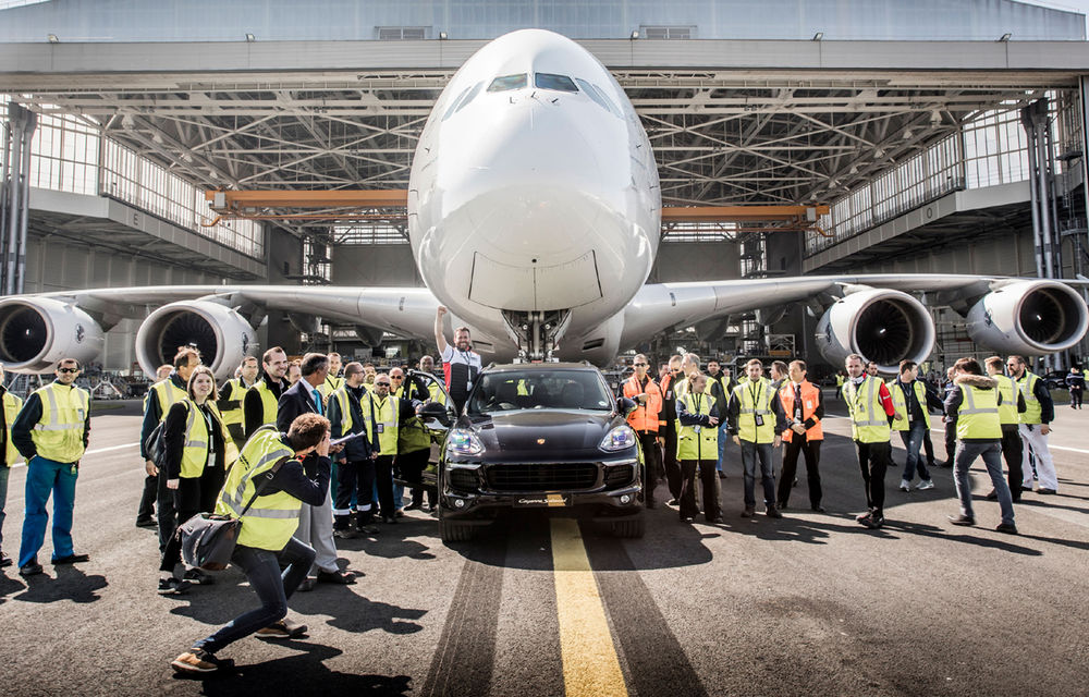 Record mondial pentru o mașină de serie: un Porsche Cayenne a tractat un Airbus A380 de 285 de tone, cel mai mare avion de pasageri din lume - Poza 5