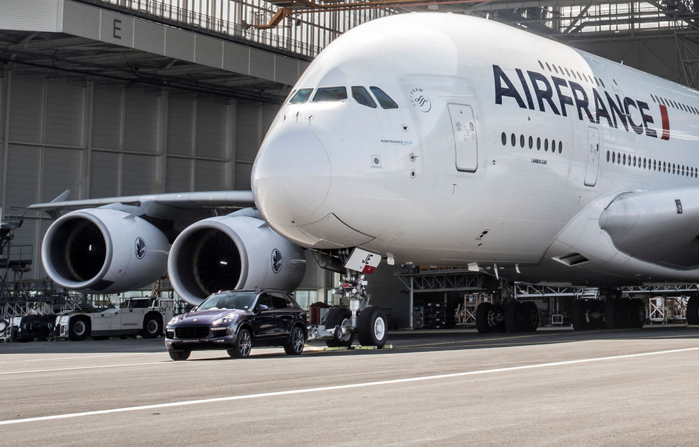 Record mondial pentru o mașină de serie: un Porsche Cayenne a tractat un Airbus A380 de 285 de tone, cel mai mare avion de pasageri din lume - Poza 1