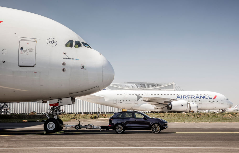 Record mondial pentru o mașină de serie: un Porsche Cayenne a tractat un Airbus A380 de 285 de tone, cel mai mare avion de pasageri din lume - Poza 4