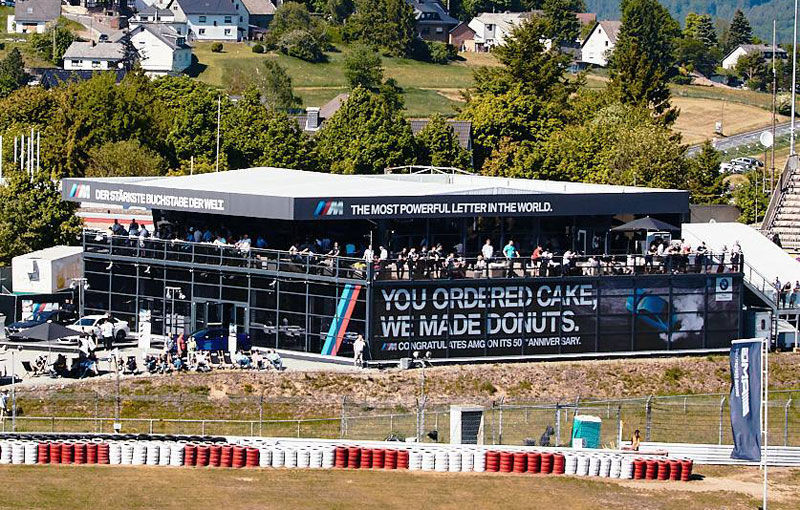 BMW înțeapă Mercedes cu ocazia aniversării a 50 de ani de AMG: „Voi ați comandat tort, noi v-am făcut gogoși” - Poza 1