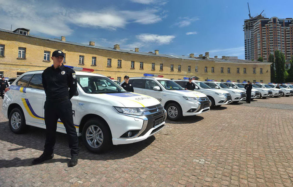Poliția din Ucraina se înverzește: forțele de ordine au primit 637 de exemplare Mitsubishi Outlander hibrid - Poza 1
