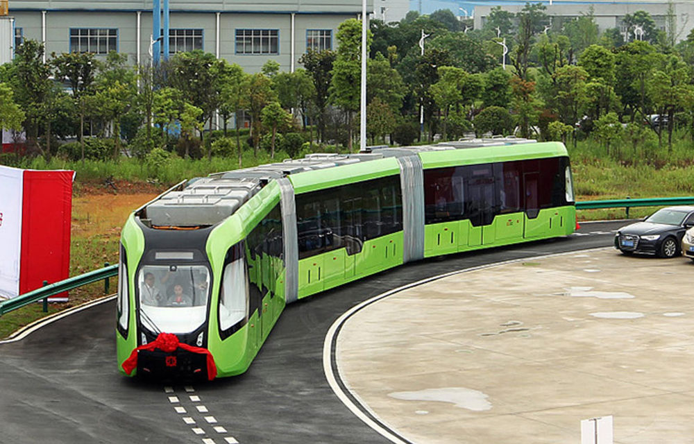 O nouă invenție chinezească: tramvaiul electric care merge fără șine transportă 500 de călători cu 70 km/h - Poza 1