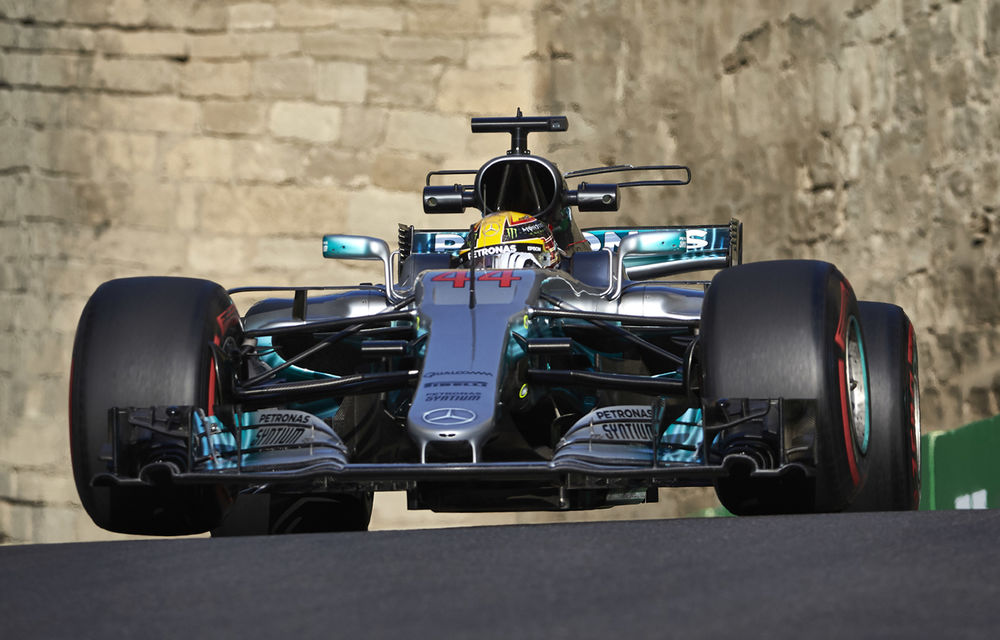 Hamilton îl învinge pe Bottas în lupta pentru pole position din Azerbaidjan. Ferrari ocupă linia a doua a grilei - Poza 1