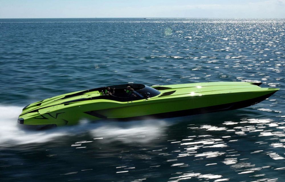 Ofertă de nerefuzat: un Lamborghini Aventador SV Roadster se vinde la pachet cu o barcă de viteză creată fix după aspectul supercarului - Poza 3