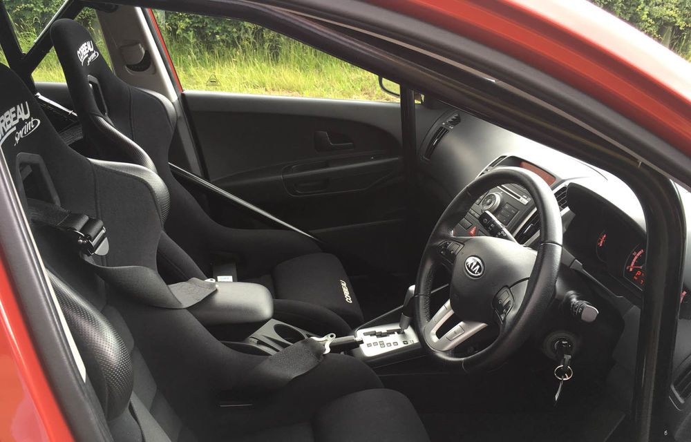 Un Kia Cee'd cu trecut glorios: se vinde mașina folosită de vedetele invitate în emisiunea Top Gear - Poza 6