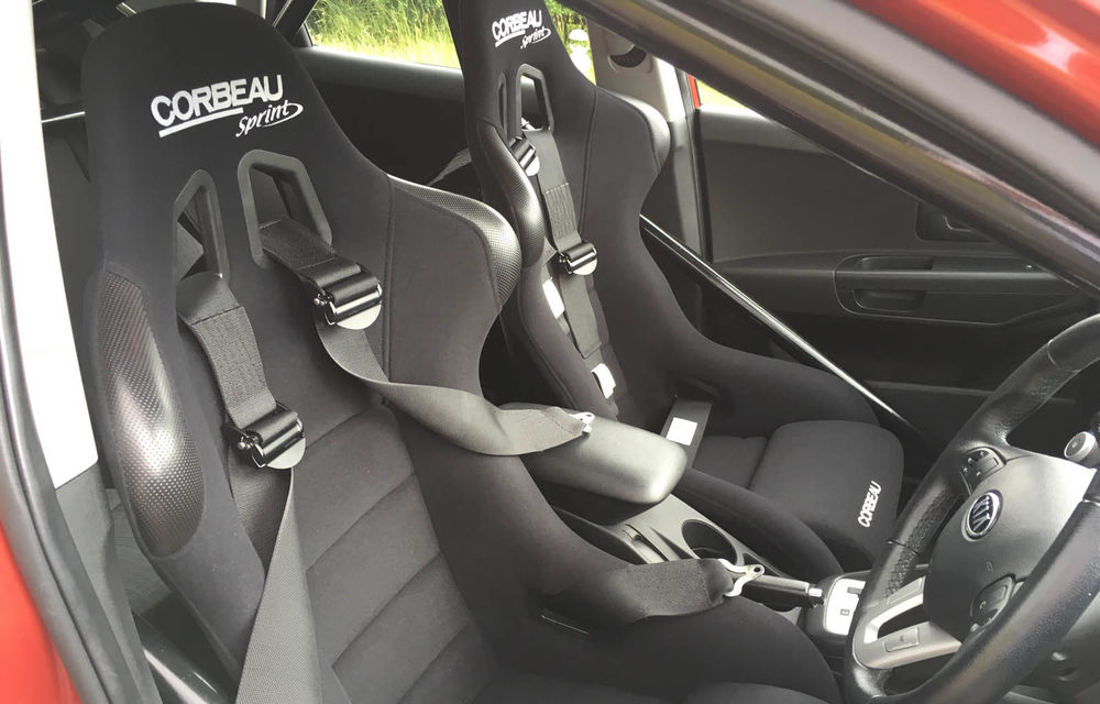 Un Kia Cee'd cu trecut glorios: se vinde mașina folosită de vedetele invitate în emisiunea Top Gear - Poza 4