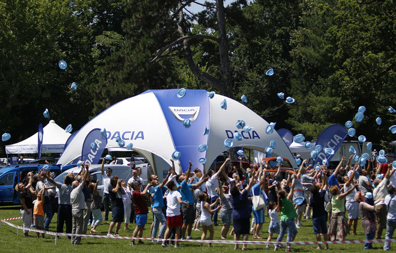Picnic monomarcă: peste 1.000 de persoane au participat la prima întâlnire a posesorilor Dacia din România - Poza 1