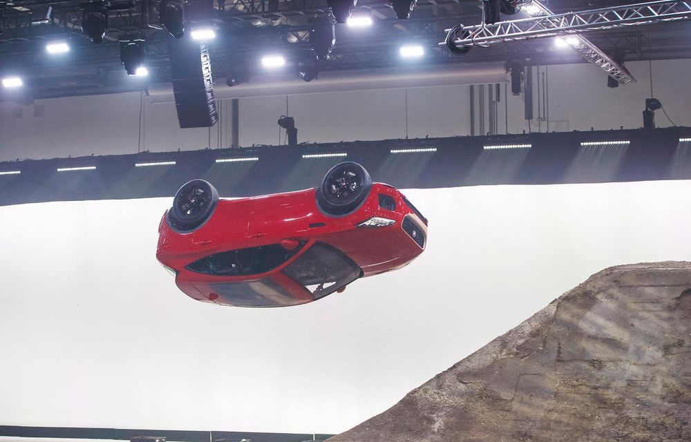 Jaguar E-Pace are deja un record mondial la activ: s-a rostogolit în aer pe o distanță de 15 metri - Poza 7