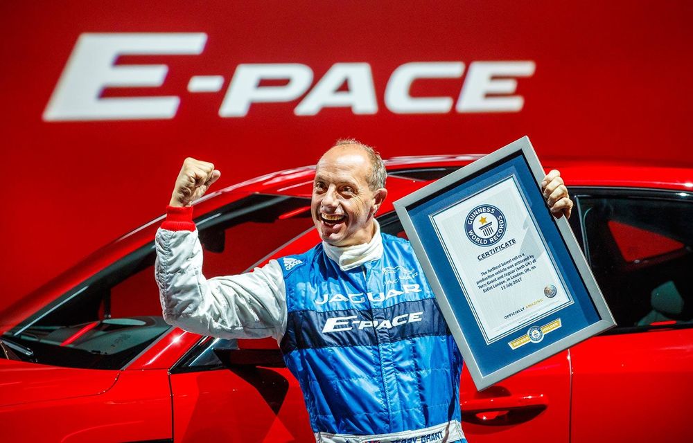 Jaguar E-Pace are deja un record mondial la activ: s-a rostogolit în aer pe o distanță de 15 metri - Poza 3