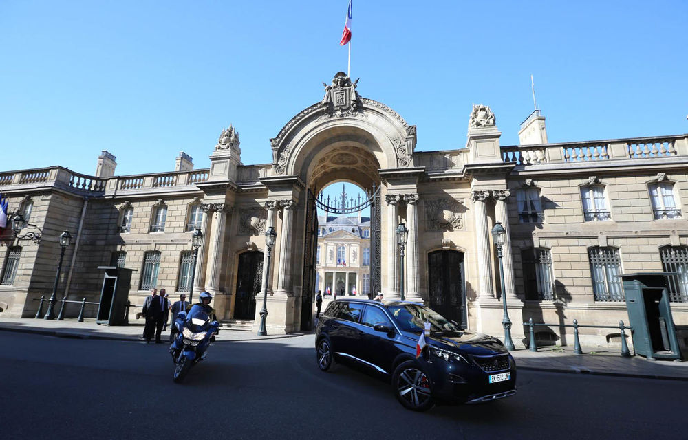 Exemplu de naționalism: Emmanuel Macron, președintele Franței, va conduce un Peugeot 5008 - Poza 2
