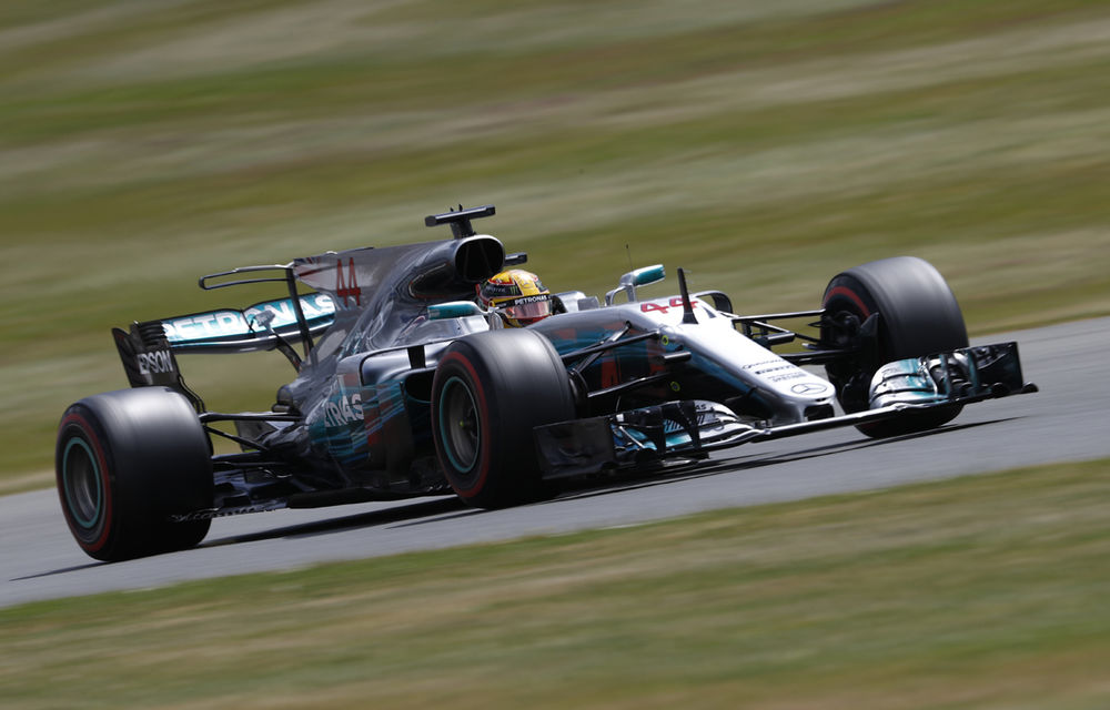 Hamilton a câștigat cursa de la Silverstone și s-a apropiat la un singur punct de Vettel, care a terminat pe 7 după o pană în ultimul tur - Poza 1