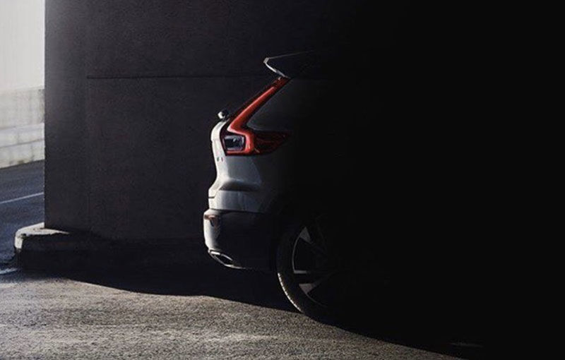 Noul Volvo XC40 ne arată posteriorul: o imagine teaser trădează liniile spate ale celui mai mic SUV suedez - Poza 1
