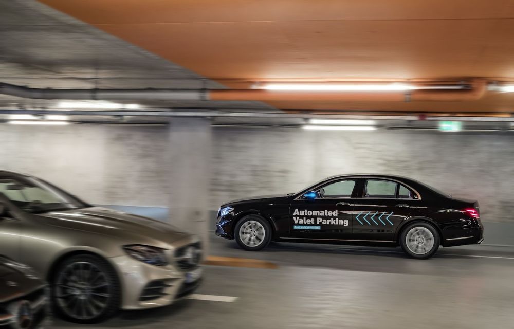 Mercedes introduce parcarea automatizată la muzeul său din Stuttgart: mașinile închiriate merg singure în locul de parcare rezervat - Poza 5