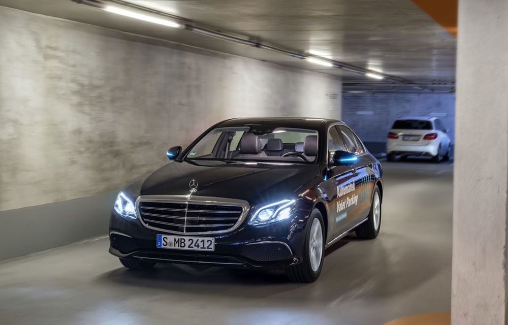 Mercedes introduce parcarea automatizată la muzeul său din Stuttgart: mașinile închiriate merg singure în locul de parcare rezervat - Poza 1