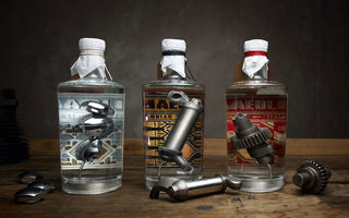 Băutură pentru pasionații moto: gin îmbuteliat alături de componentele unor motociclete clasice Harley Davidson