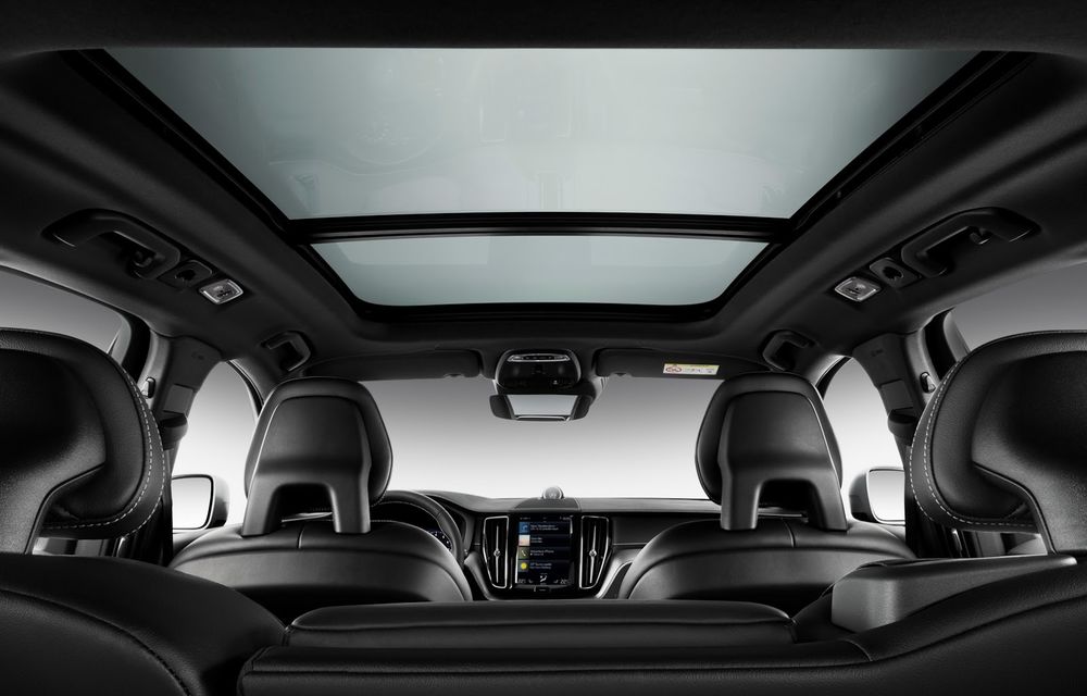 Uitați de ochelarii pentru eclipsă! Volvo XC60 oferă un acoperiș panoramic prin care poate fi văzut fenomenul astronomic - Poza 3