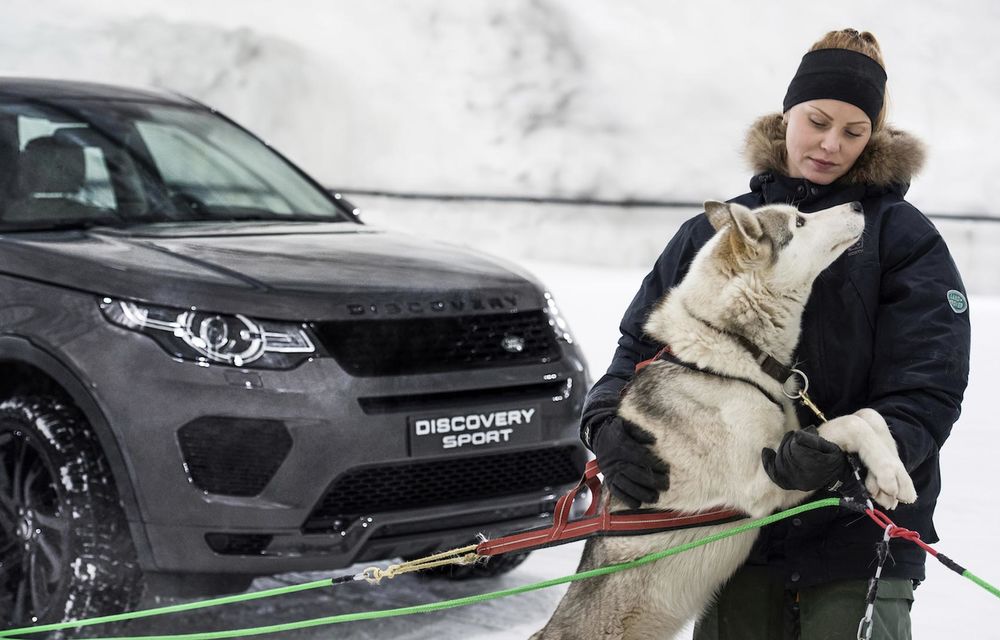 Land Rover Discovery Sport se întrece cu o sanie trasă de câini în singurul tunel care oferă zăpadă în mijlocul verii - Poza 4