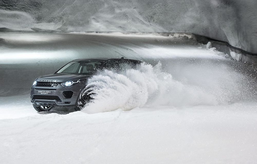 Land Rover Discovery Sport se întrece cu o sanie trasă de câini în singurul tunel care oferă zăpadă în mijlocul verii - Poza 3
