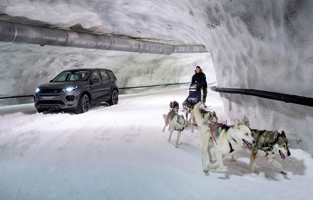Land Rover Discovery Sport se întrece cu o sanie trasă de câini în singurul tunel care oferă zăpadă în mijlocul verii - Poza 1