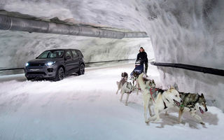 Land Rover Discovery Sport se întrece cu o sanie trasă de câini în singurul tunel care oferă zăpadă în mijlocul verii