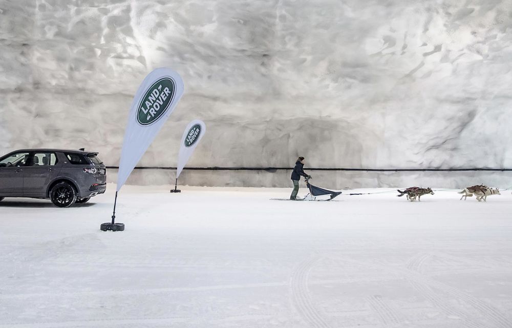 Land Rover Discovery Sport se întrece cu o sanie trasă de câini în singurul tunel care oferă zăpadă în mijlocul verii - Poza 2