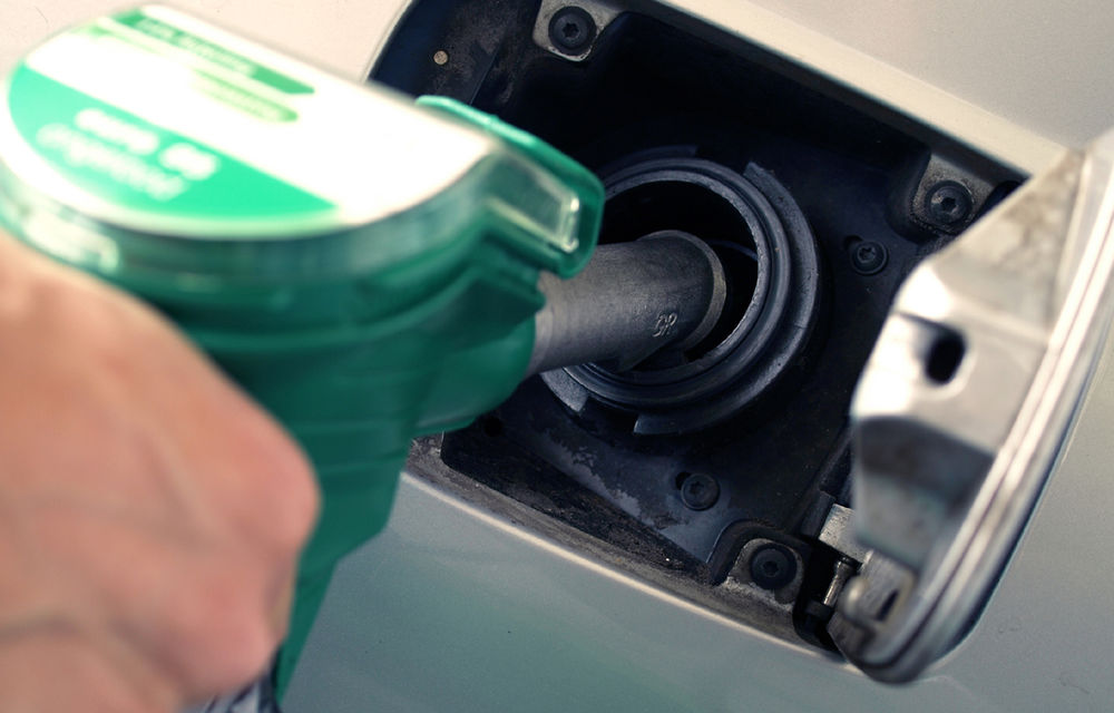 Prețul carburanților va crește cu 0.32 lei pe litru după 1 octombrie: reintroducerea supraaccizei a fost aprobată - Poza 1