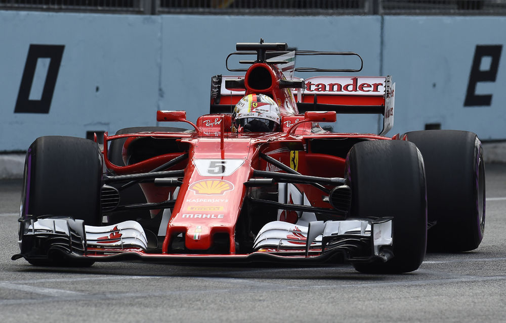 Vettel, pole position în Singapore în fața lui Verstappen și Ricciardo. Hamilton va lua startul de pe 5 - Poza 1