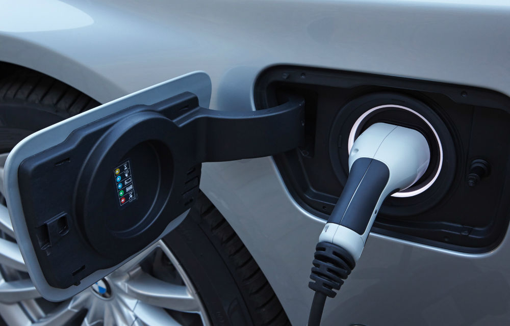 Efectul legislației pentru emisii: BMW Seria 7 facelift ar putea avea mai multe versiuni hibride - Poza 1