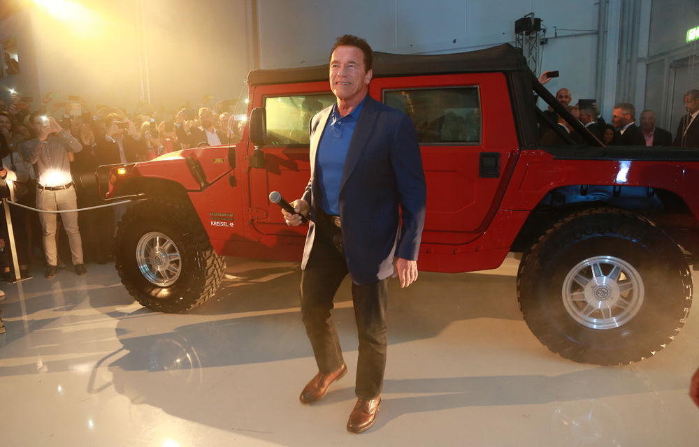 Arnold Schwarzenegger susține mișcarea eco: conduce un Hummer H1 100% electric - Poza 1
