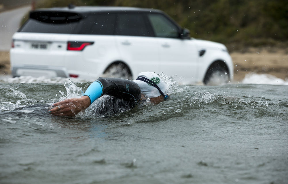 Întrecere inedită: Range Rover Sport facelift PHEV își măsoară forțele cu doi înotători - Poza 4