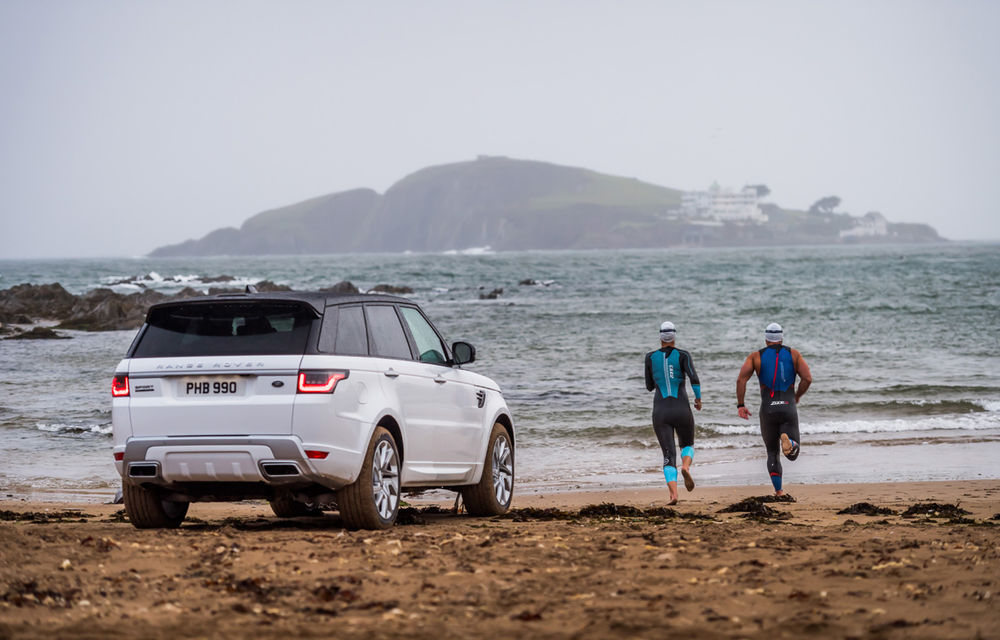 Întrecere inedită: Range Rover Sport facelift PHEV își măsoară forțele cu doi înotători - Poza 16