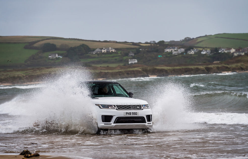 Întrecere inedită: Range Rover Sport facelift PHEV își măsoară forțele cu doi înotători - Poza 19