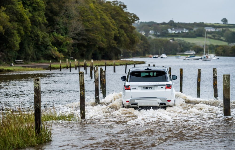 Întrecere inedită: Range Rover Sport facelift PHEV își măsoară forțele cu doi înotători - Poza 14