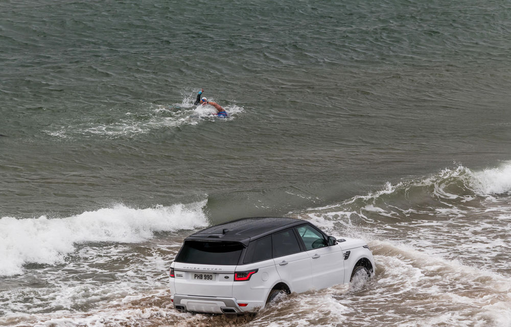 Întrecere inedită: Range Rover Sport facelift PHEV își măsoară forțele cu doi înotători - Poza 8