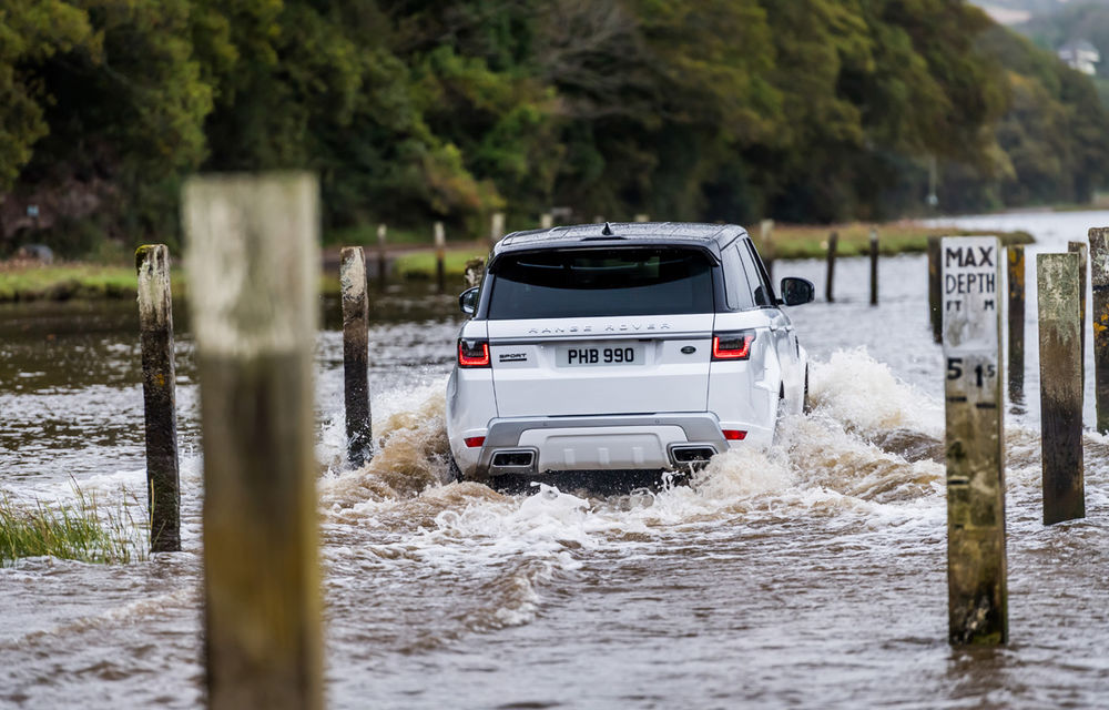 Întrecere inedită: Range Rover Sport facelift PHEV își măsoară forțele cu doi înotători - Poza 13