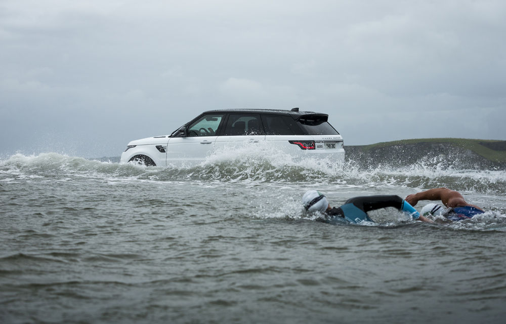 Întrecere inedită: Range Rover Sport facelift PHEV își măsoară forțele cu doi înotători - Poza 3
