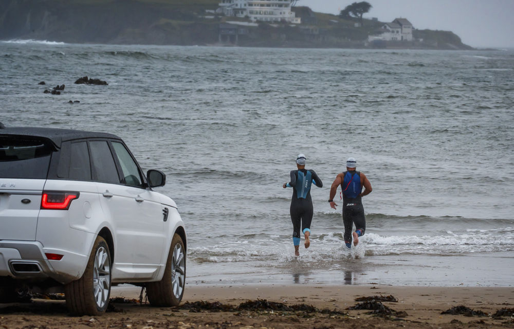 Întrecere inedită: Range Rover Sport facelift PHEV își măsoară forțele cu doi înotători - Poza 15
