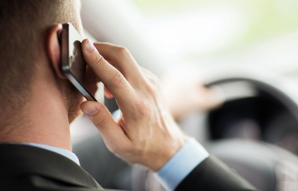 Sondaj: 6 din 10 șoferi români vorbesc la telefonul mobil în timp ce conduc, iar 4 din 10 trimit mesaje text - Poza 1