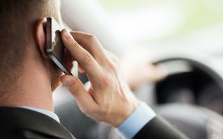 Sondaj: 6 din 10 șoferi români vorbesc la telefonul mobil în timp ce conduc, iar 4 din 10 trimit mesaje text