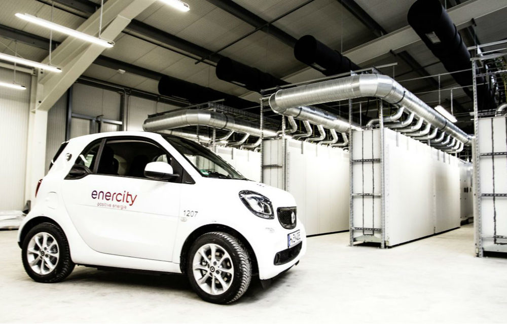 Conectați la rețeaua electrică a Germaniei: Mercedes-Benz a construit un sistem care stochează energia folosind bateriile pentru mașinile electrice - Poza 1