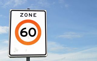 Proiect: limita de viteză în localitățile aflate pe traseul drumurilor naționale și europene ar putea fi majorată la 60 km/h