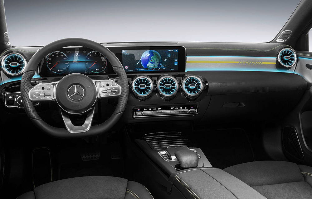 Primele imagini cu interiorul noii generații Mercedes Clasa A: volan preluat de la Clasa S, două ecrane de 12 inch, spațiu mai mare pentru pasageri - Poza 1