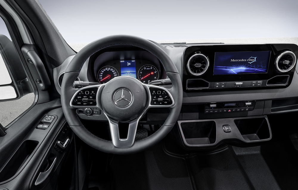 Primele imagini cu interiorul viitorului Mercedes-Benz Sprinter: utilitara primește accesorii moderne - Poza 1
