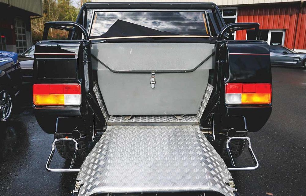Cu gândul la Urus? Un Lamborghini LM002 din 1990 s-a vândut cu 467.000 de dolari - Poza 5