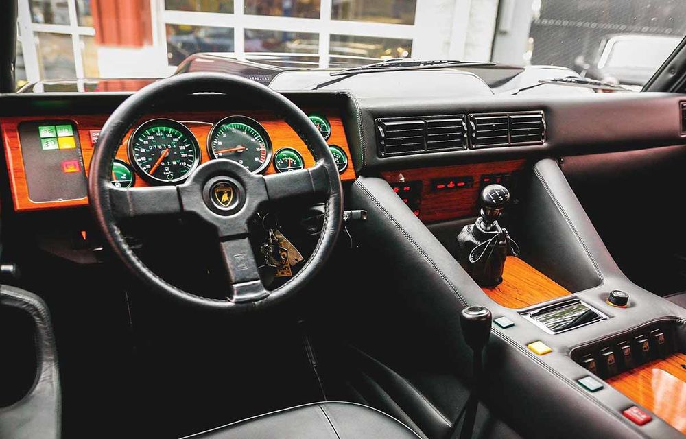 Cu gândul la Urus? Un Lamborghini LM002 din 1990 s-a vândut cu 467.000 de dolari - Poza 8