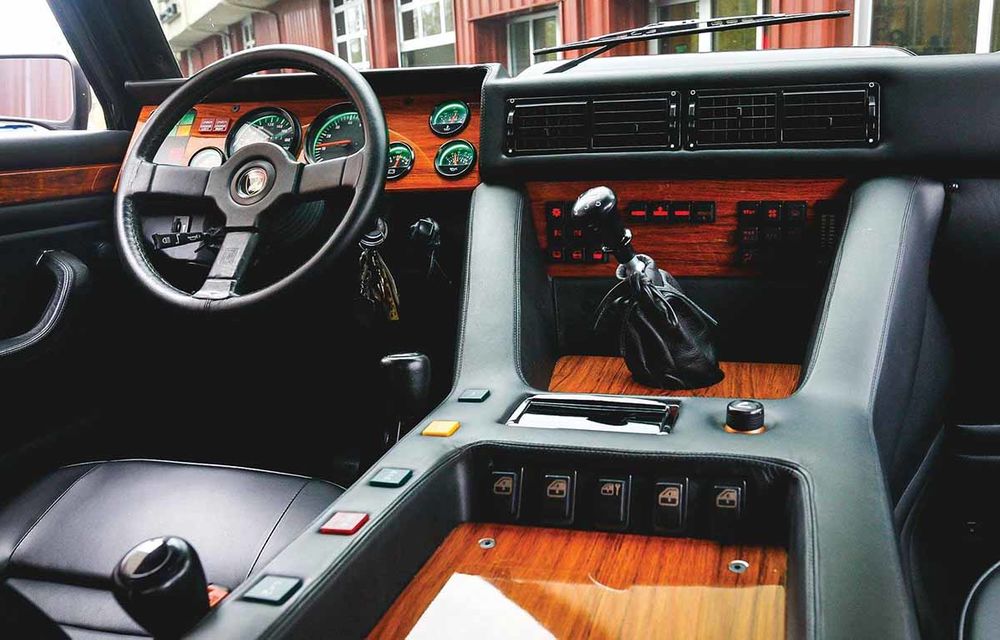Cu gândul la Urus? Un Lamborghini LM002 din 1990 s-a vândut cu 467.000 de dolari - Poza 9